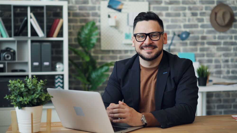Dueño de negocio feliz usando Nexlab