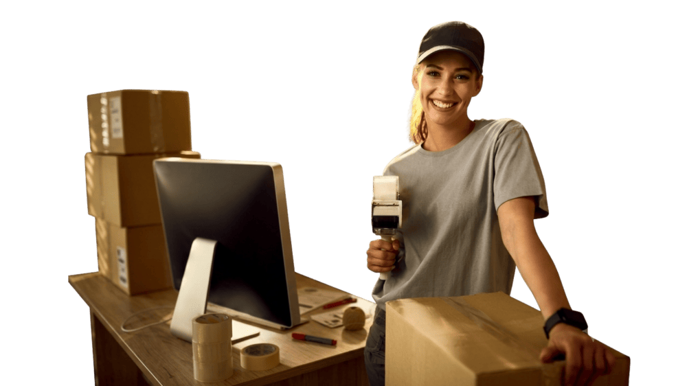 Emprendedora empacando pedidos de su tienda en línea