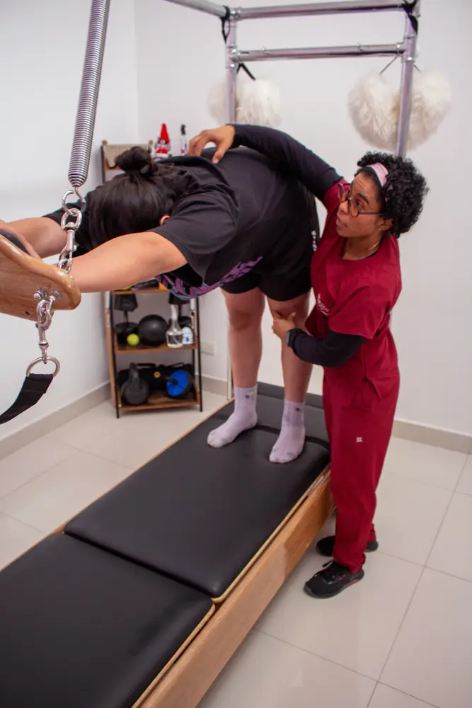 Clase de Pilates uno-a-uno en Reformer dirigida por fisioterapeuta