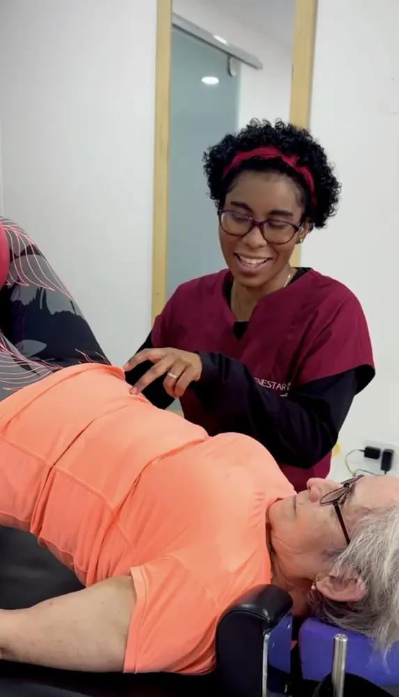 Fisioterapeuta aplicando terapia manual en sesión de fisioterapia