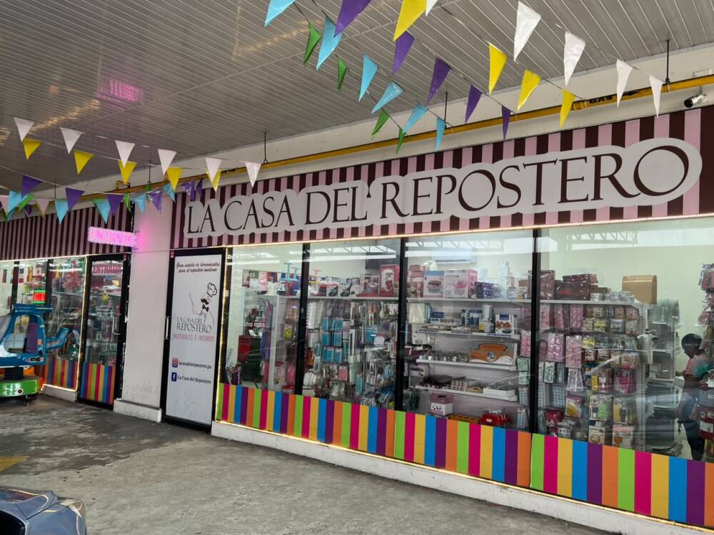 Fachada de la sucursal 24 de Diciembre de La Casa del Repostero