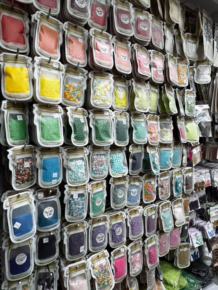 Pared de sprinkles y decoraciones comestibles en tienda