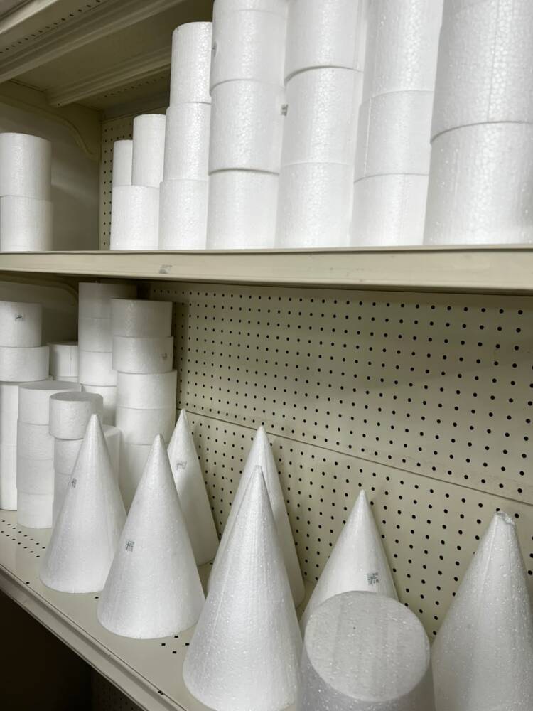 Estante con bases y conos de foam para pasteles
