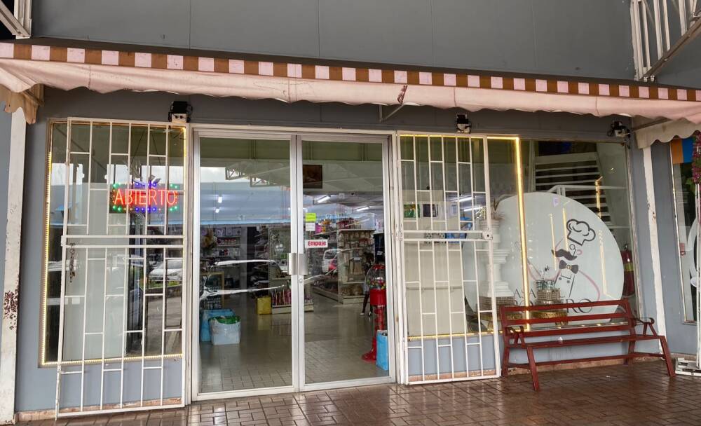 Entrada de la sucursal Plaza Italia de La Casa del Repostero