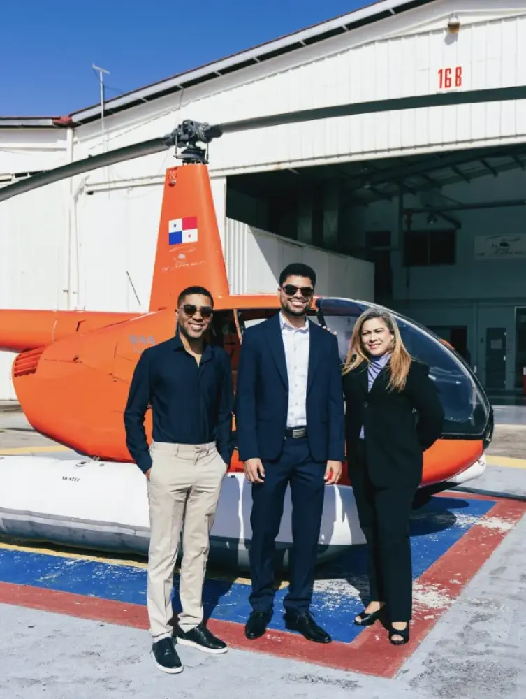 Equipo en el hangar