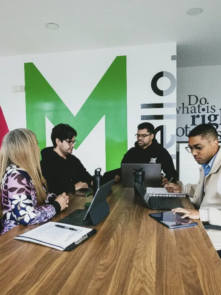 Equipo trabajando en oficina